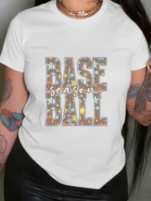 Patrón colorido con estrellas y detalles de inspiración deportiva que simboliza la energía y el espíritu del juego transmitiendo pasión y vitalidad camiseta de mujer moderna cómoda y casual para diario - Blanco - Ver 6