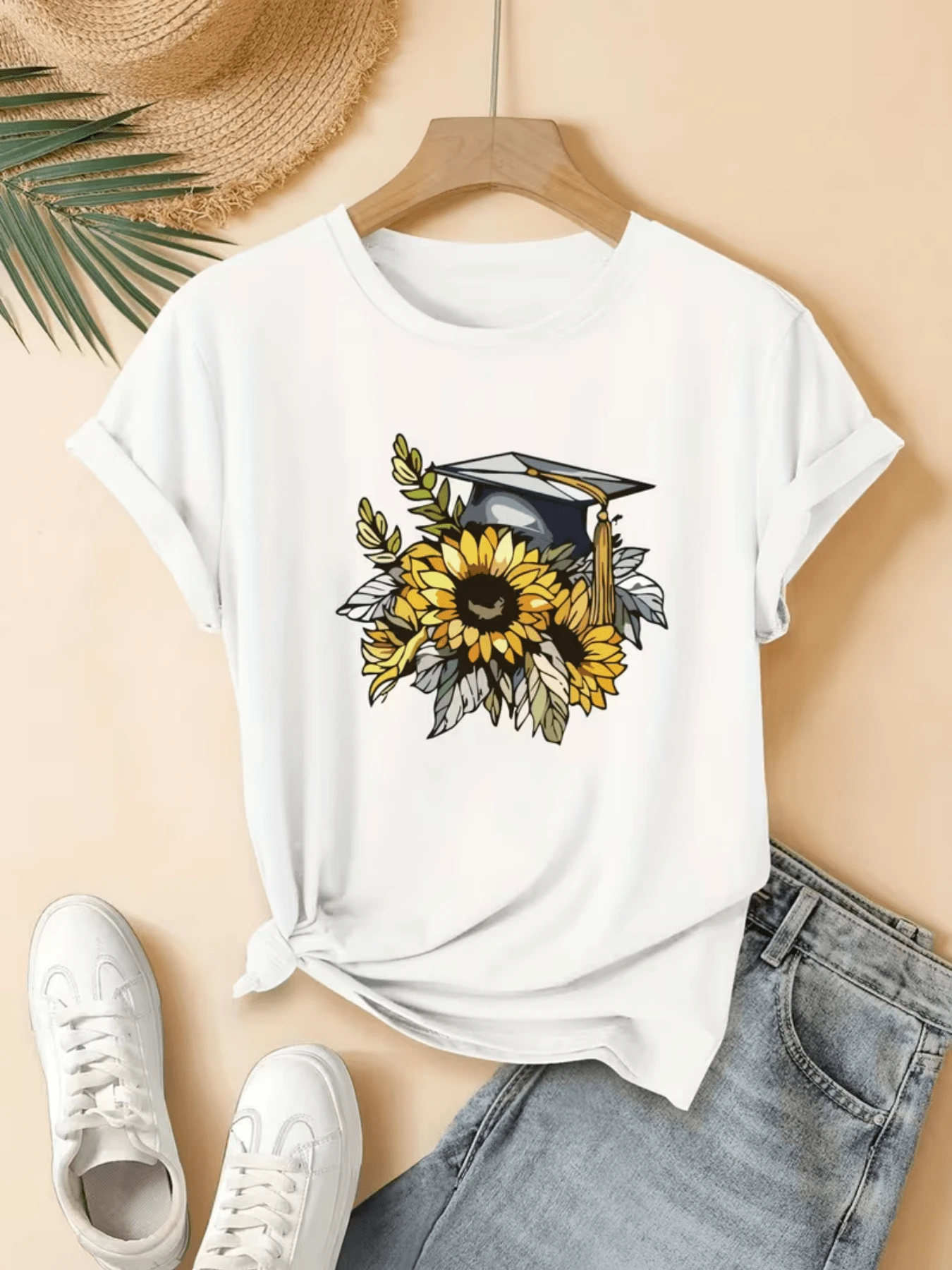 Sombrero de graduación sobre girasoles que simbolizan nuevos comienzos esperanza y luz para el futuro camiseta de mujer casual moderna ideal para celebración académica - Blanco - Ver 1