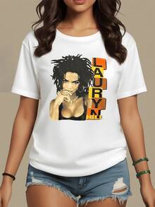 Rostro femenino con cabello abundantemente rizado y mirada serena que simboliza fuerza identidad y expresión artística moderna con letras en tonos cálidos al lado camiseta de mujer casual y cómoda para uso diario - Blanco - Ver 1