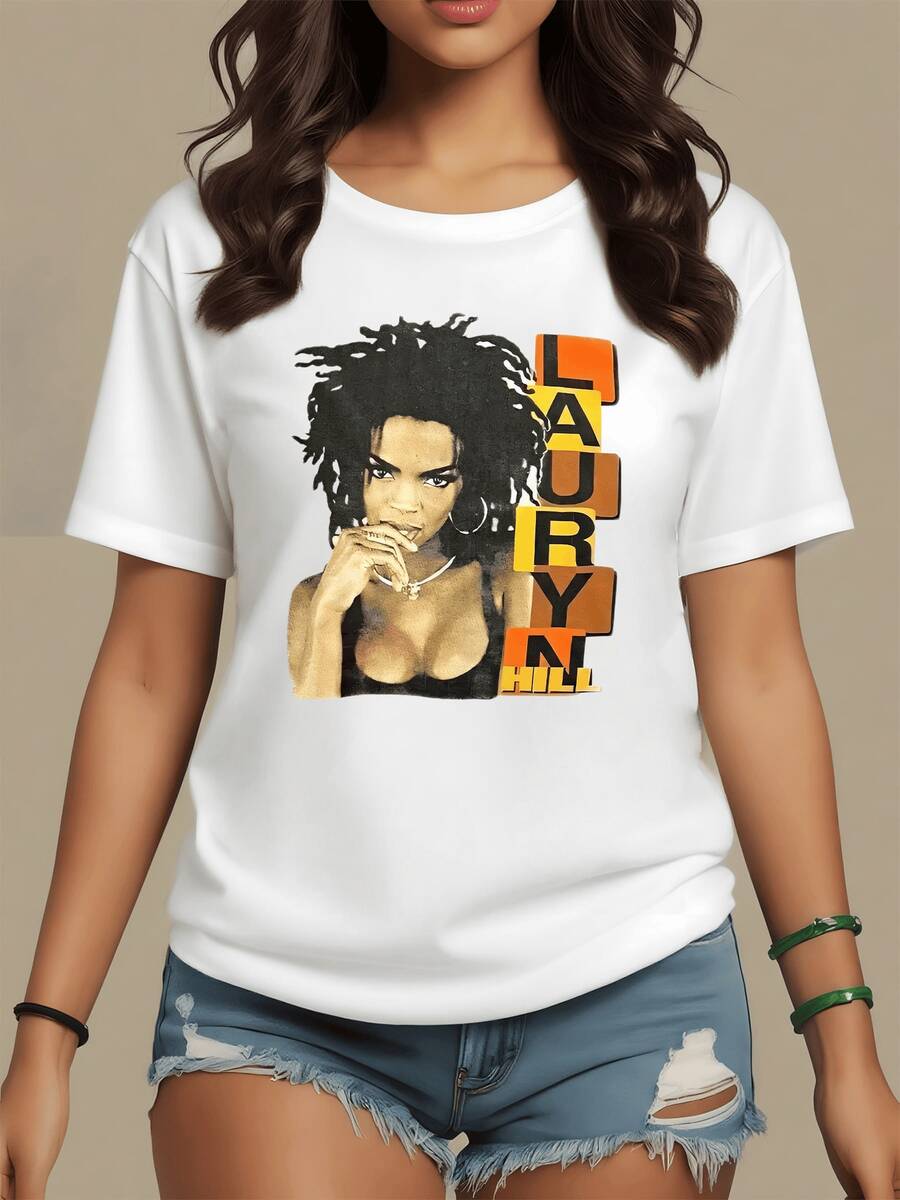 Rostro femenino con cabello abundantemente rizado y mirada serena que simboliza fuerza identidad y expresión artística moderna con letras en tonos cálidos al lado camiseta de mujer casual y cómoda para uso diario - Blanco - Ver 1