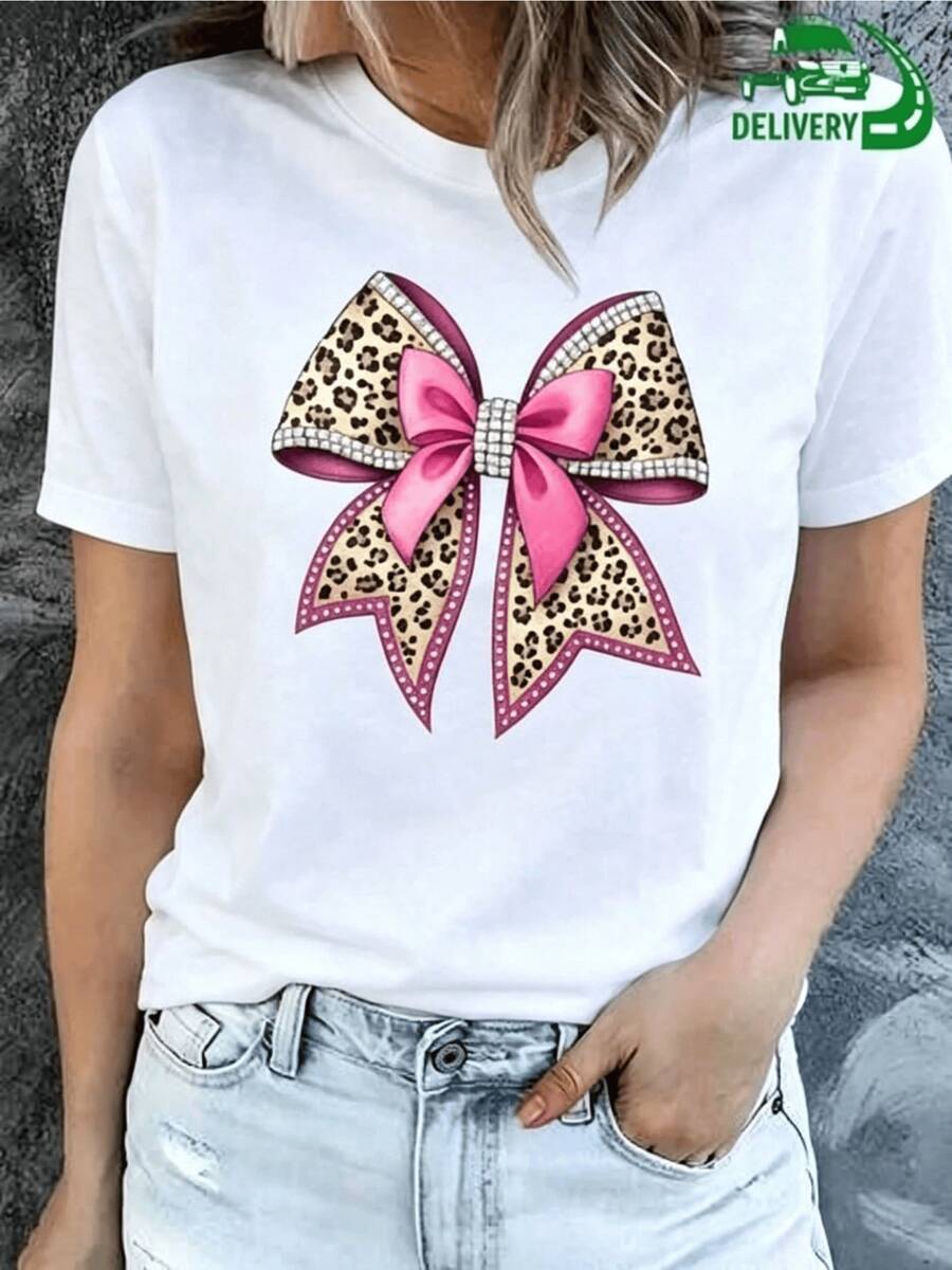 Large Leopard Print Bow And Bright Pink Ribbon Representing The Combination Of Strength And Tenderness With Modern Details And An Elegant Touch. Attractive Casual Women's T-Shirt - 白色 - 查看 1