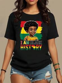 Figura central que celebra la identidad afrodescendiente mostrando orgullo y conexión con las raíces culturales acompañada de colores vibrantes rojo amarillo y verde con mensaje poderoso camiseta de mujer casual moderna - Negro - Ver 8