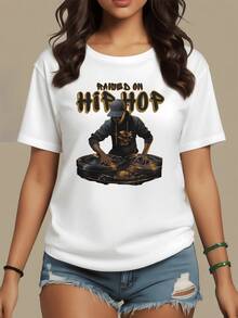 Figura de un DJ mezclando música con energía urbana y luces doradas que transmiten pasión por la cultura hip hop y la libertad en el ritmo camiseta de mujer moderna para atuendo casual - Blanco - Ver 1