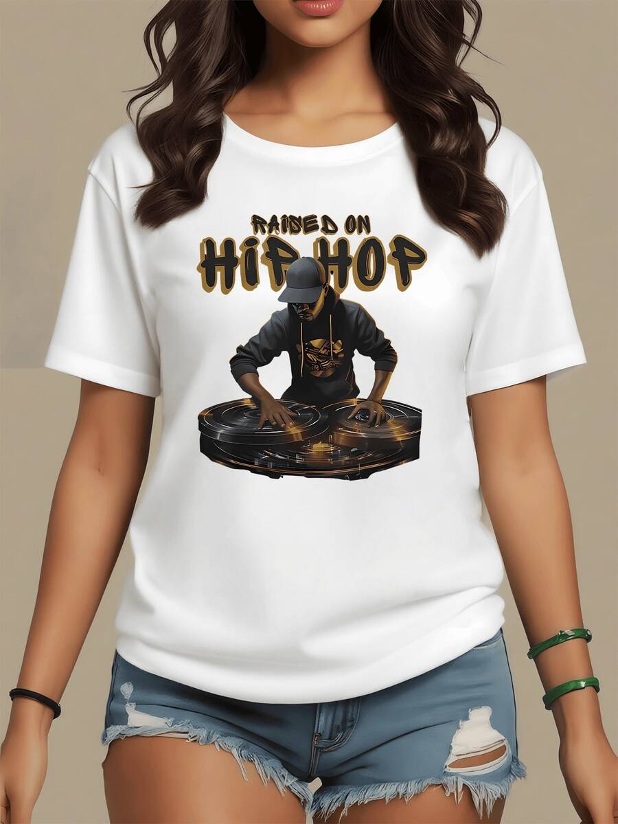 Figura de un DJ mezclando música con energía urbana y luces doradas que transmiten pasión por la cultura hip hop y la libertad en el ritmo camiseta de mujer moderna para atuendo casual - Blanco - Ver 1