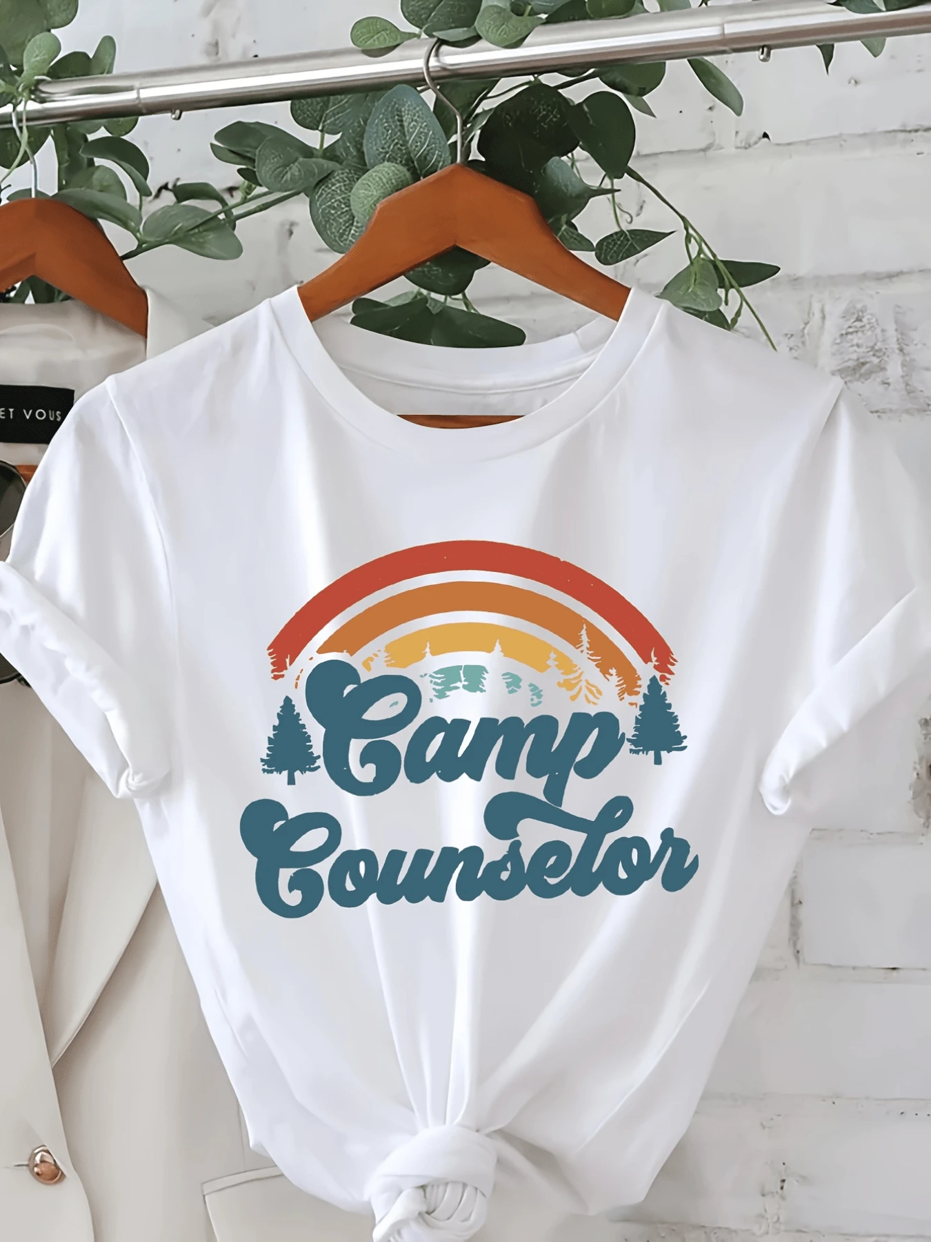 Arco iris cálido con árboles de pino que simboliza la conexión con la naturaleza y el espíritu libre del bosque camiseta de mujer casual cómoda para uso diario - Blanco - Ver 1