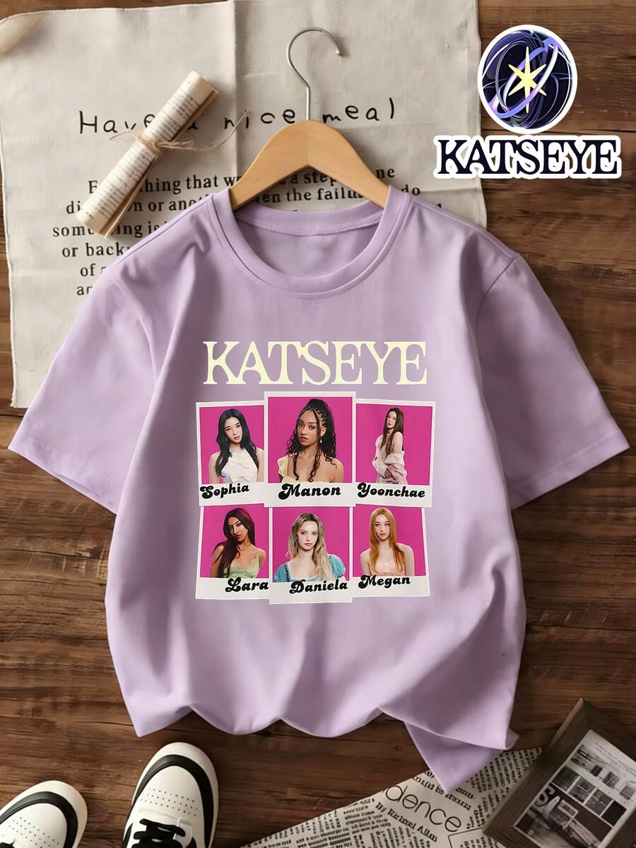 Girls' Katseye Fashion Peripheral T-Shirt, Featuring An Instant-Photo-Style Print Design Of KATSEYE Girl Group Members. K-Pop Style Casual Wear, Suitable For All Seasons, A Fashion Item For K-Pop Fans, Unisex For Boys, Girls And Teenagers Aged 4-12. - Màu tím hoa cà - Xem 1