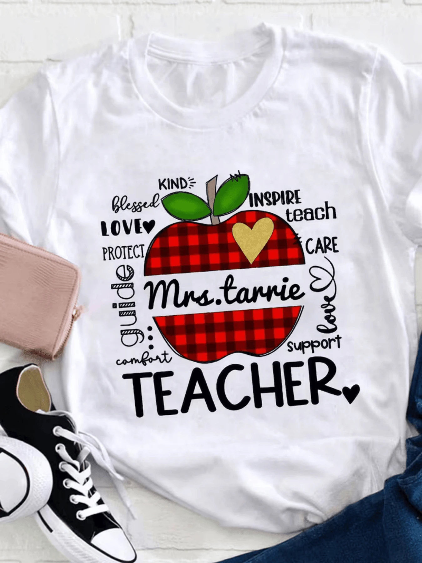 Red Checkered Apple With A Golden Heart Symbolizing Gratitude, Love, And Respect For Teachers, Reflecting Affection, Inspiration, And Nobility. A Comfortable, Modern, Casual Women's T-Shirt, Perfect As A Teacher Gift. - 白色 - 查看 1