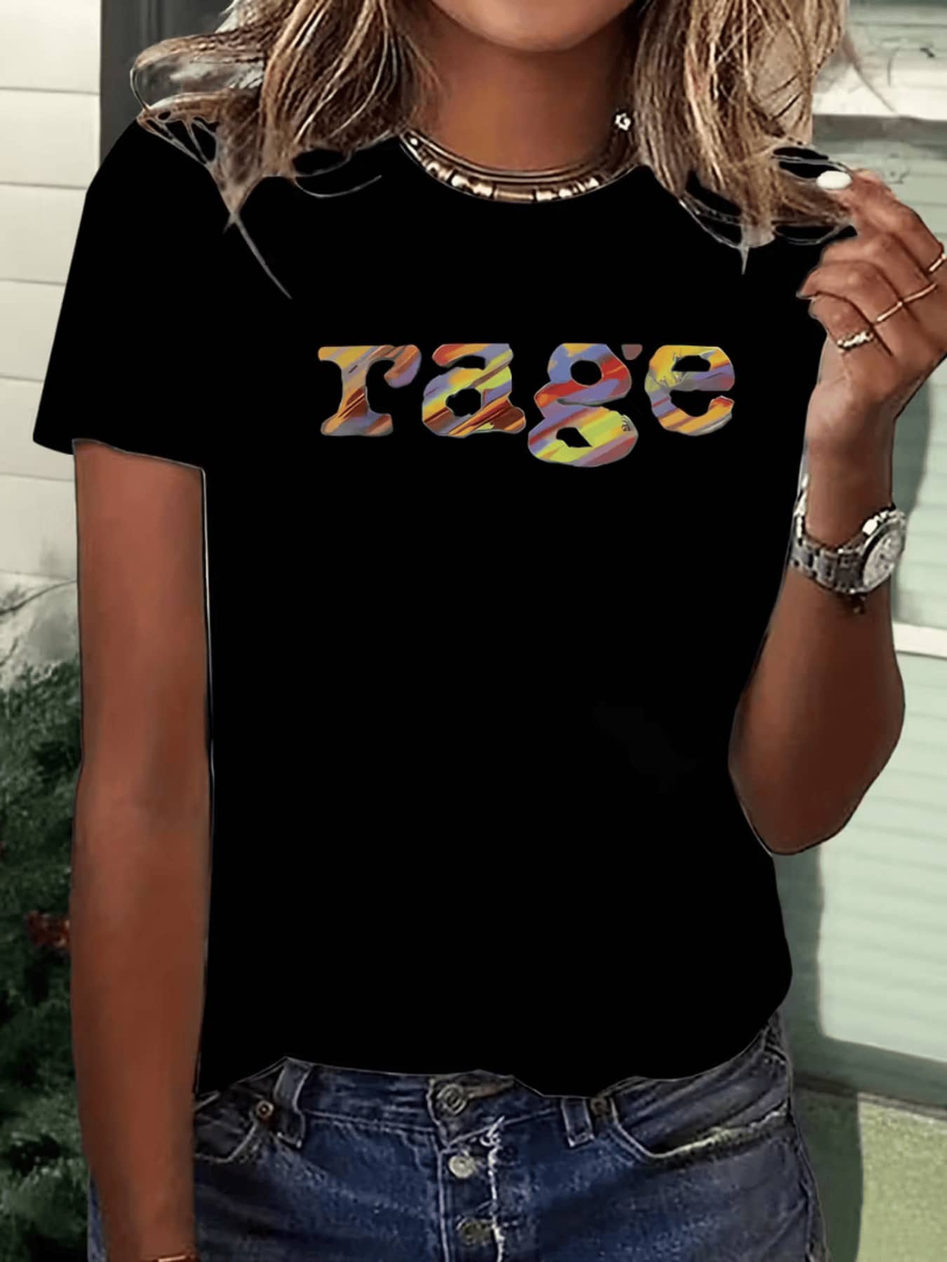 Palabra rage"con colores abstractos simboliza fuerza interior energía y libertad personal en tonos vibrantes que reflejan confianza moderna y expresión auténtica camiseta de mujer casual cómoda para uso diario - Negro - Ver 1