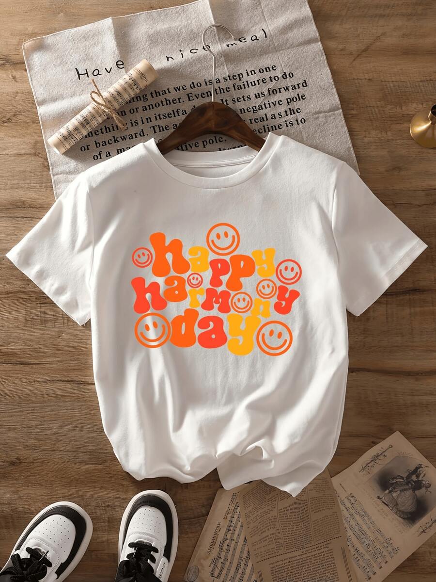 Colorful Text With Cheerful Phrases And Faces That Convey Good Vibes, Positive Energy And Unity, Inspiring Happiness And Harmony To Share Unforgettable Moments. Casual, Comfortable And Modern Women's T-Shirt, Ideal For Everyday Wear. - 白色 - 查看 1