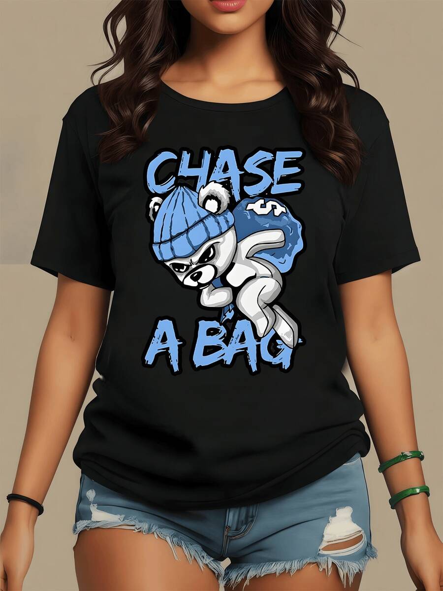 A Determined Bear In A Blue Hat Running With A Bag Of Money Symbolizes Motivation, Ambition, And Energy To Achieve Goals. A Modern, Comfortable, Casual Women's T-Shirt For Everyday Wear. - 黑色 - 查看 1