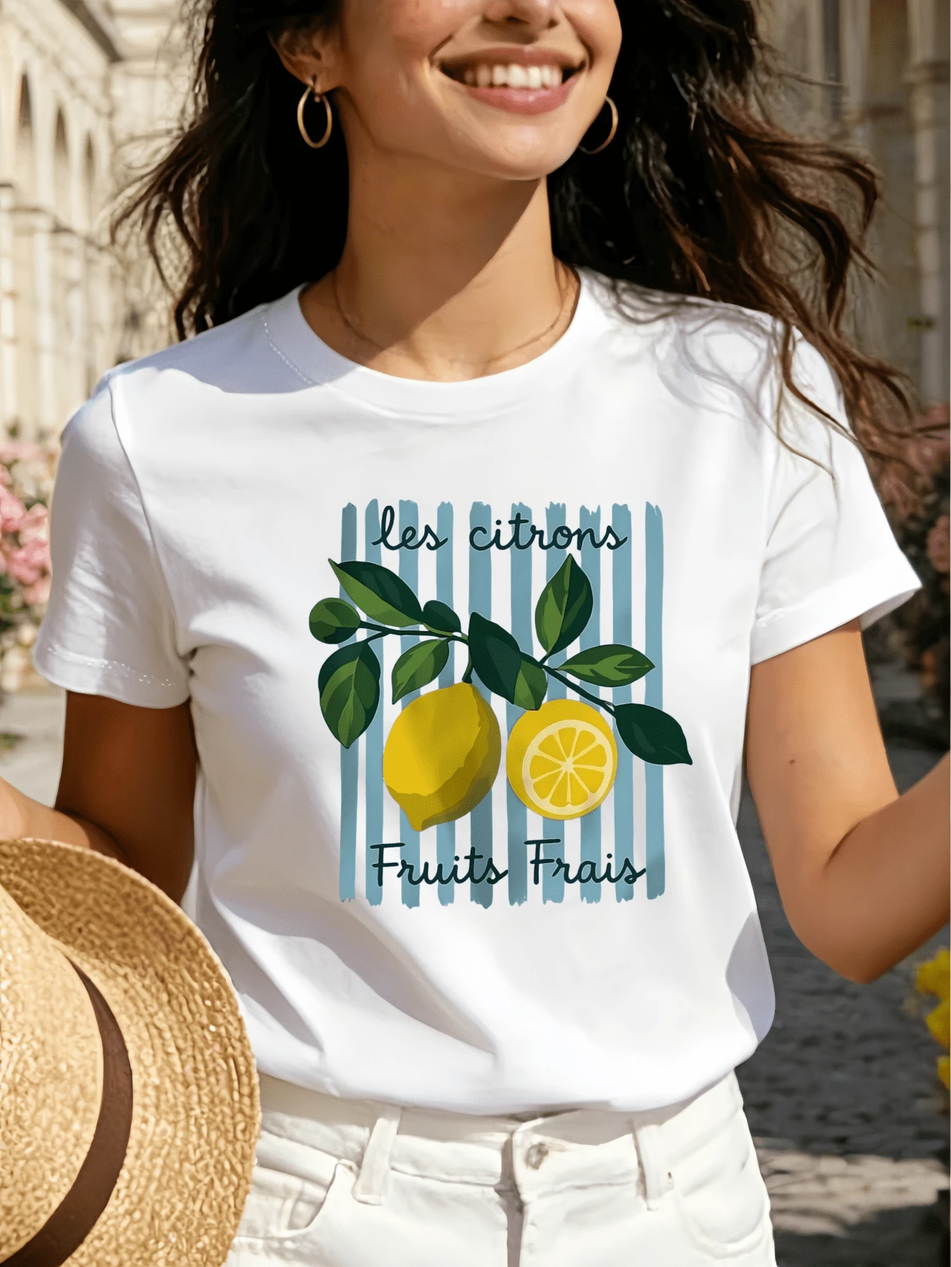 Camiseta multicolor de manga corta y cuello redondo para mujer - Estilo francés fresco: estampado de limones <<Les Citrons» - Prenda versátil ideal para vacaciones Camiseta básica de algodón puro - Estampado de limones con temática francesa - Camiseta de viaje casual y a la moda - Blanco - Ver 1