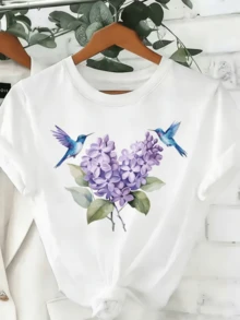 Colibríes revoloteando alrededor de flores lilas en forma de corazón simbolizando amor naturaleza y esperanza con colores suaves y toque romántico camiseta de mujer casual cómoda y fresca para uso diario - Blanco - Ver 1