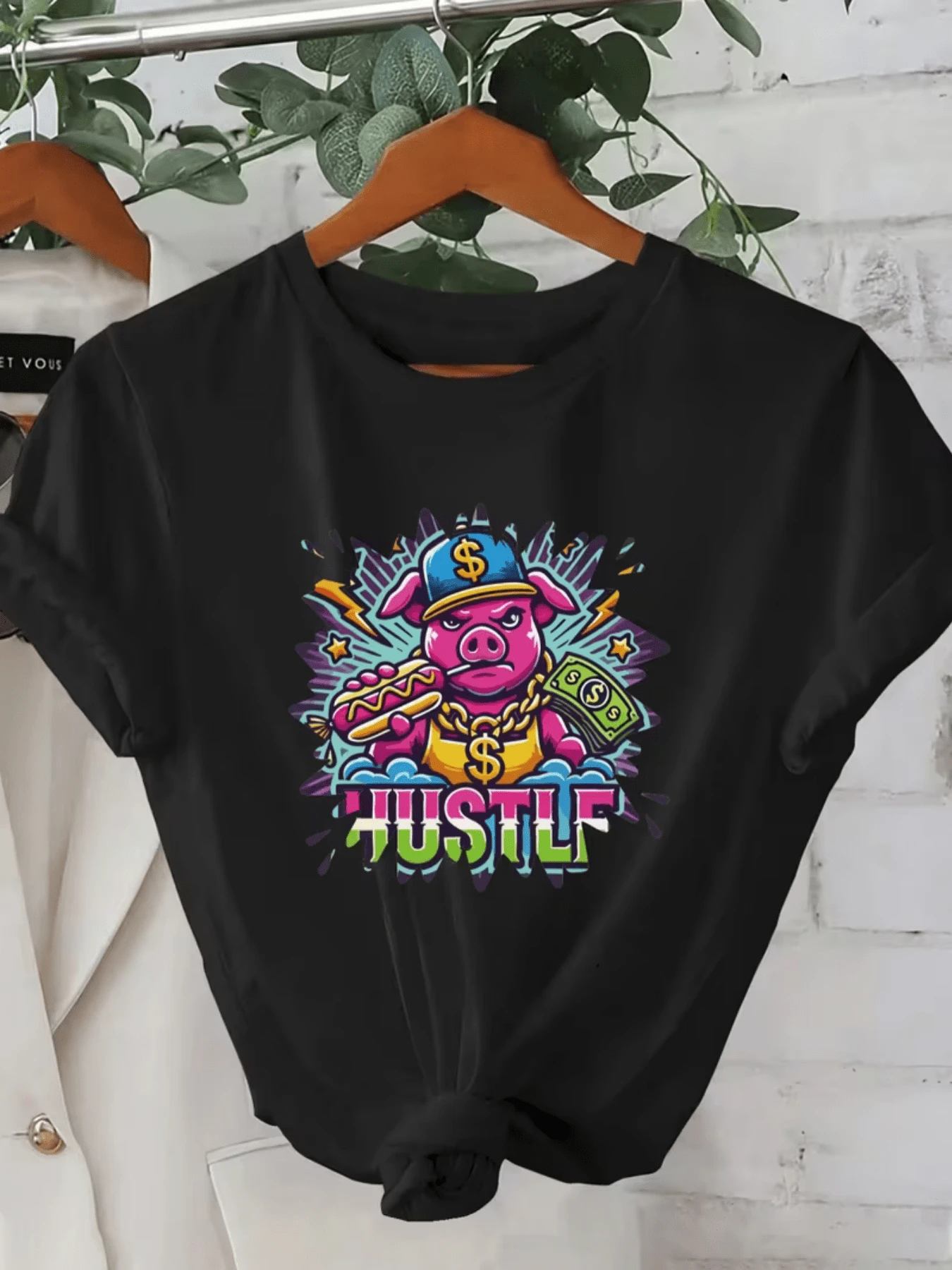 Urban Pig Wearing A Blue Money Cap, Holding A Hot Dog And Banknotes, Represents Energy, Hard Work, And Youthful Joy. Casual, Comfortable, And Modern Women's T-Shirt. - 黑色 - 查看 1