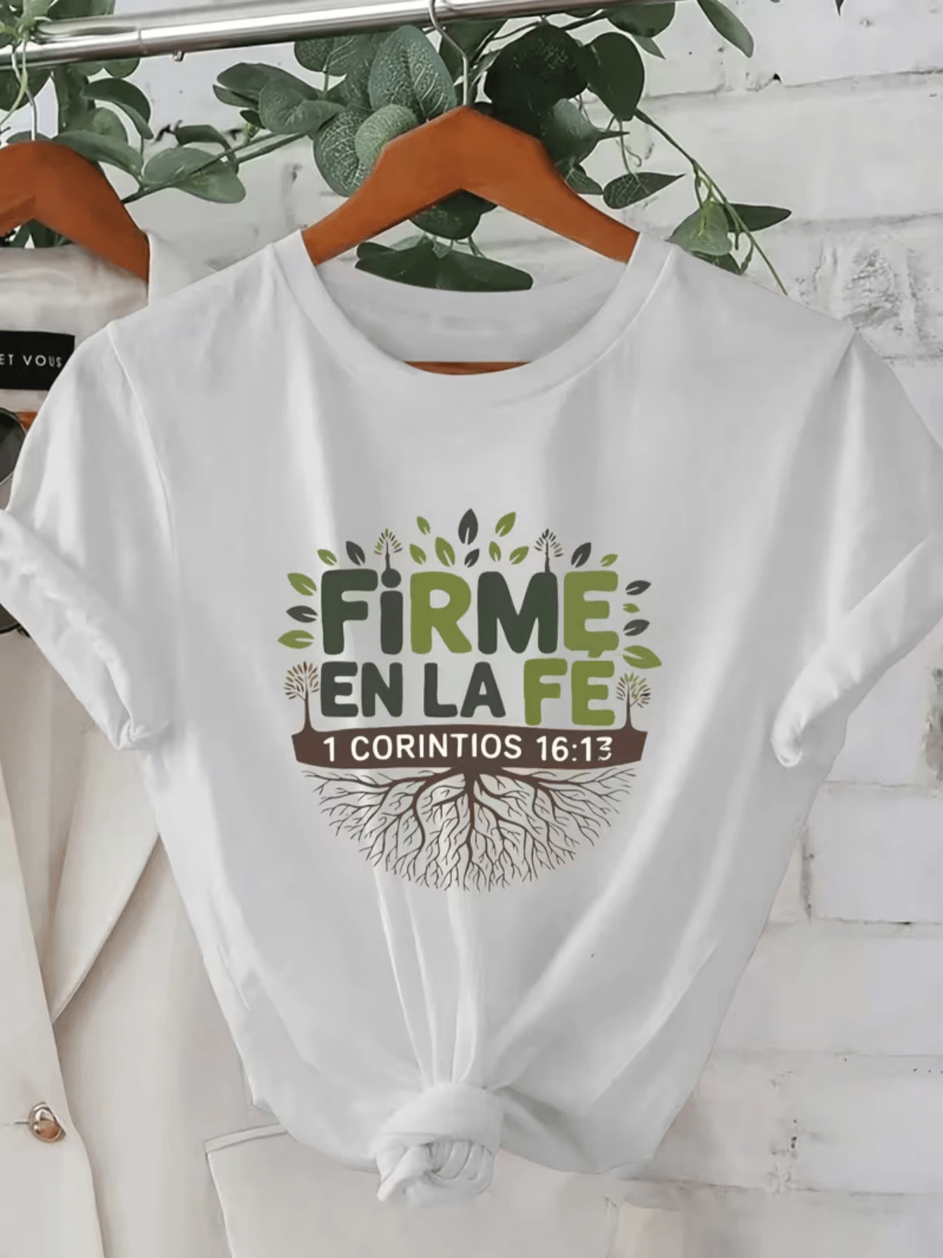 Símbolo de raíces profundas que representan la fortaleza espiritual y la conexión con la fe mostrando hojas verdes que evocan crecimiento paz y esperanza camiseta de mujer con mensaje inspirador cristiano - Blanco - Ver 1