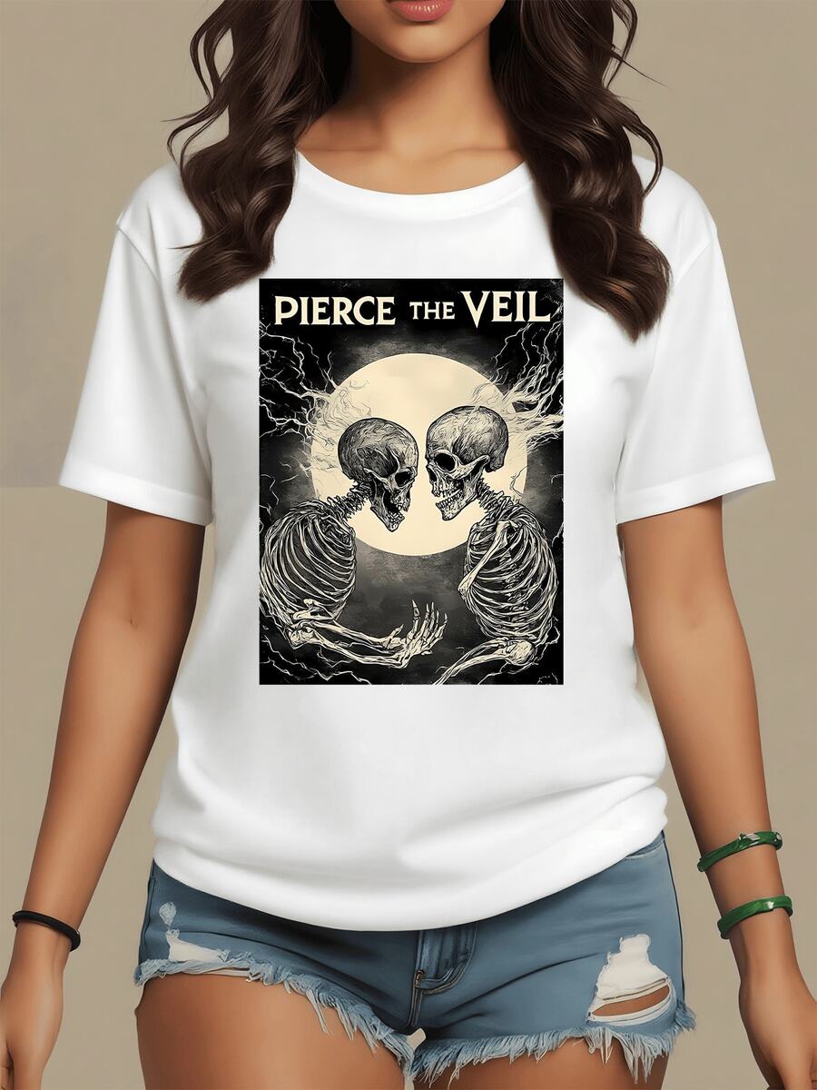 Dos calaveras que se miran bajo una luna brillante simbolizando unión imposible entre vida y muerte fusión de energías eternas que despiertan el poder del amor más allá del tiempo camiseta de mujer casual moderna cómoda para uso diario - Blanco - Ver 1