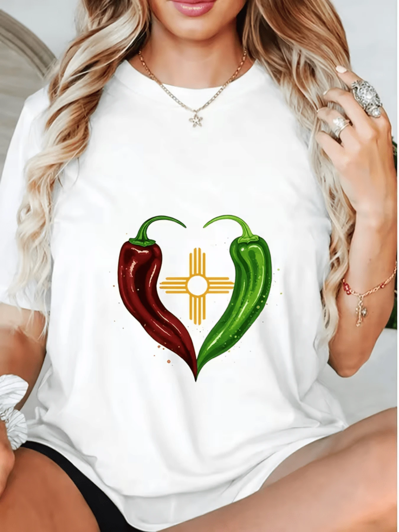 Corazón formado por chiles rojos y verdes que se unen alrededor de un símbolo dorado del sol representando la pasión y la energía del espíritu mexicano camiseta de mujer casual cómoda y moderna para uso diario - Blanco - Ver 1