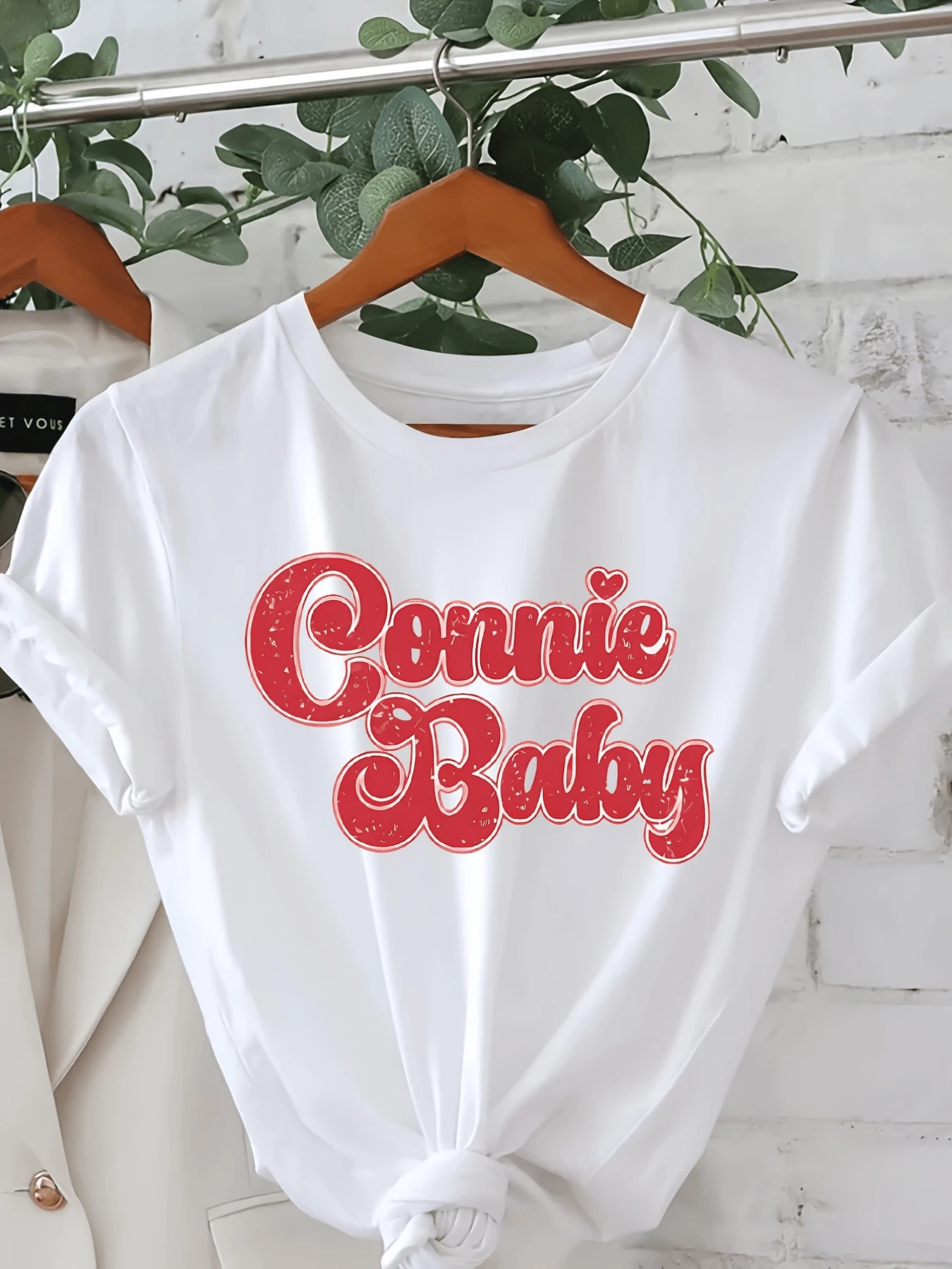 Romantic Phrase In Bright Red Letters That Expresses Tenderness And Youthful Energy With A Charming Retro Touch, Ideal For A Casual Look. Modern, Comfortable, And Cool Women's T-Shirt - 白色 - 查看 1