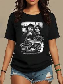 A Gleaming Classic Car In Front Of A Modern City Symbolizes The Union Between Past And Present And Urban Feminine Strength. A Comfortable, Casual Women's T-Shirt For Everyday Wear. - 黑色 - 查看 1