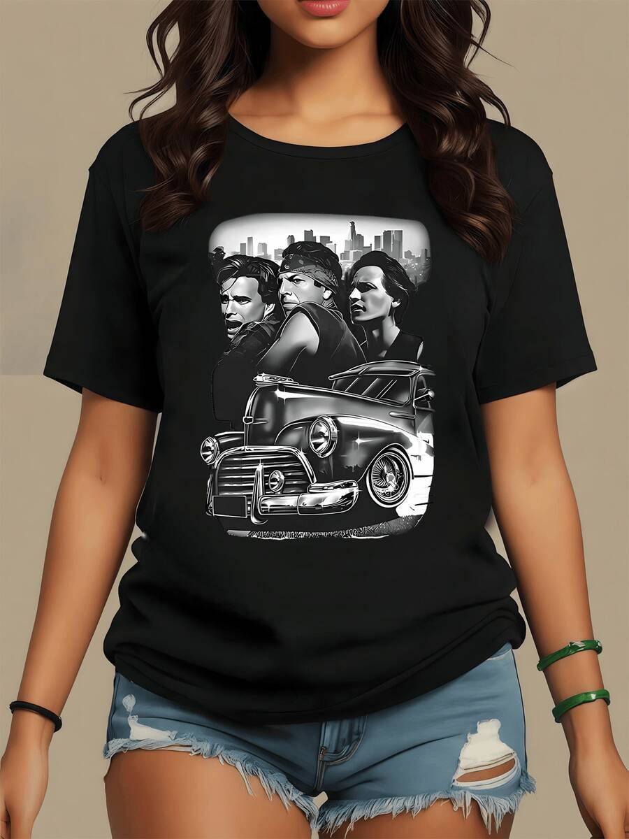 A Gleaming Classic Car In Front Of A Modern City Symbolizes The Union Between Past And Present And Urban Feminine Strength. A Comfortable, Casual Women's T-Shirt For Everyday Wear. - 黑色 - 查看 1