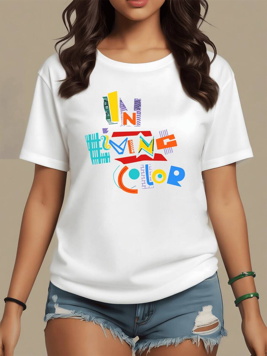 Palabras llenas de vitalidad y formas geométricas multicolor que evocan energía optimismo y libertad creativa en cada letra camiseta de mujer con estampado moderno casual y toque artístico urbano - Blanco - Ver 1