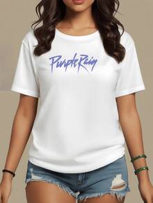 Texto artístico en tono púrpura que evoca fuerza serenidad y conexión con la naturaleza bajo la lluvia simbolizando libertad y autenticidad camiseta de mujer casual moderna y cómoda para uso diario - Blanco - Ver 8