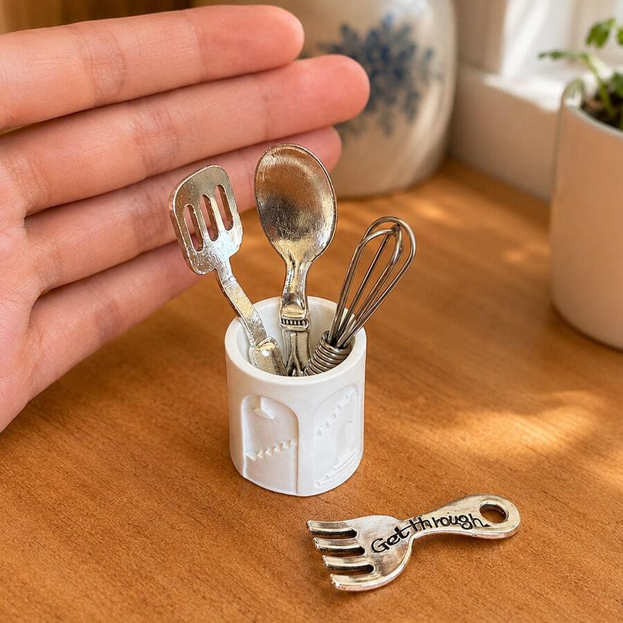 Set Penyimpanan Peralatan Dapur Miniatur - Dekorasi Dapur Rumah Boneka Skala 1:12 - Sendok, Garpu, Spatula, & Pengocok Miniatur dari Logam - Perlengkapan Fotografi Miniatur - Set dapur mini lima bagian - View 1