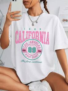 Texto vibrante que celebra el espíritu libre de California con letras grandes en rosa y menta evocando la energía del oeste americano y la frescura costera camiseta de mujer casual moderna cómoda ideal para verano - Blanco - Ver 1