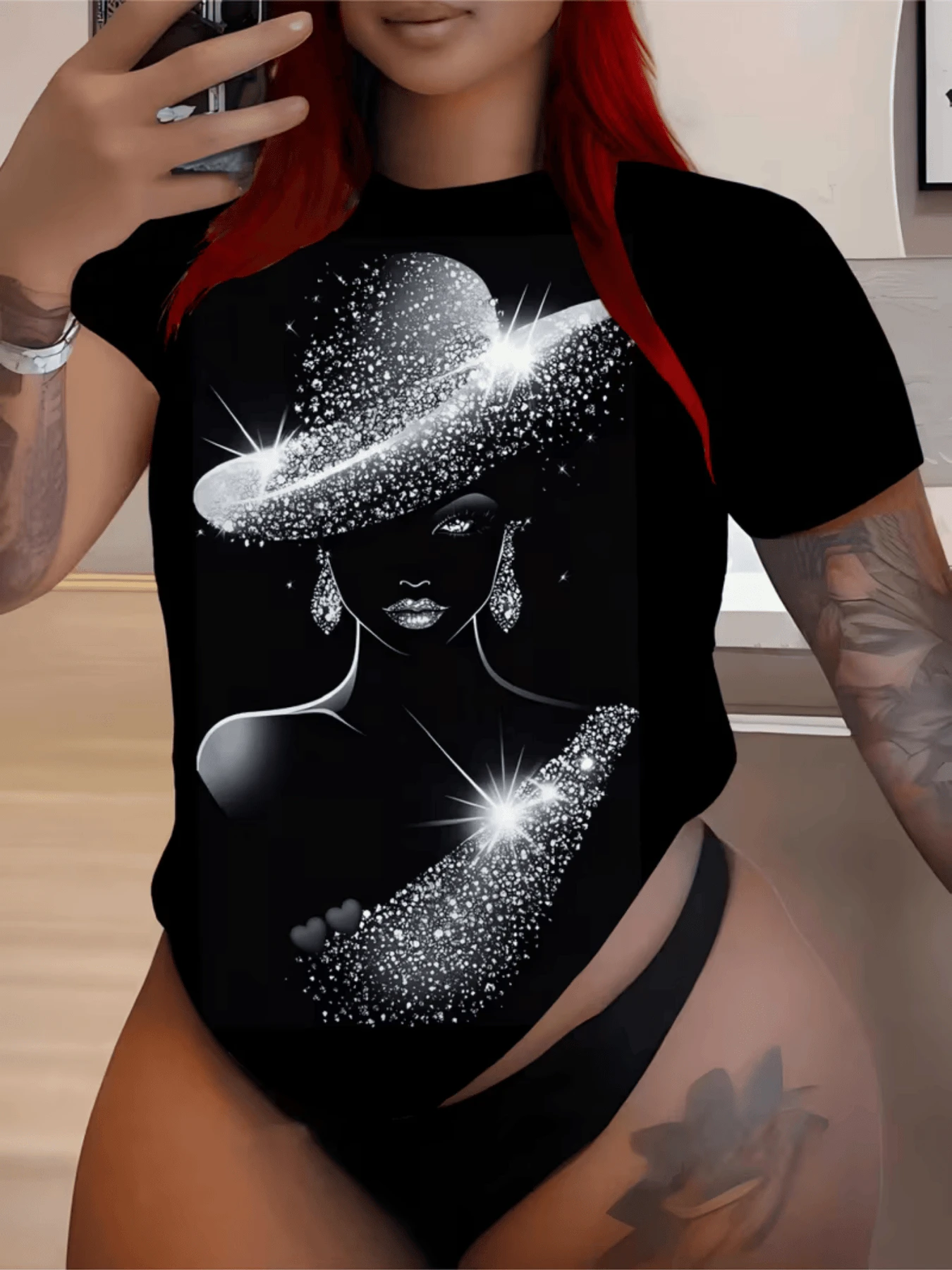 Sombrero brillante que simboliza la elegancia y el misterio femenino con destellos luminosos que destacan la fuerza interior y la belleza artística camiseta de mujer moderna casual cómoda para verano - Negro - Ver 1