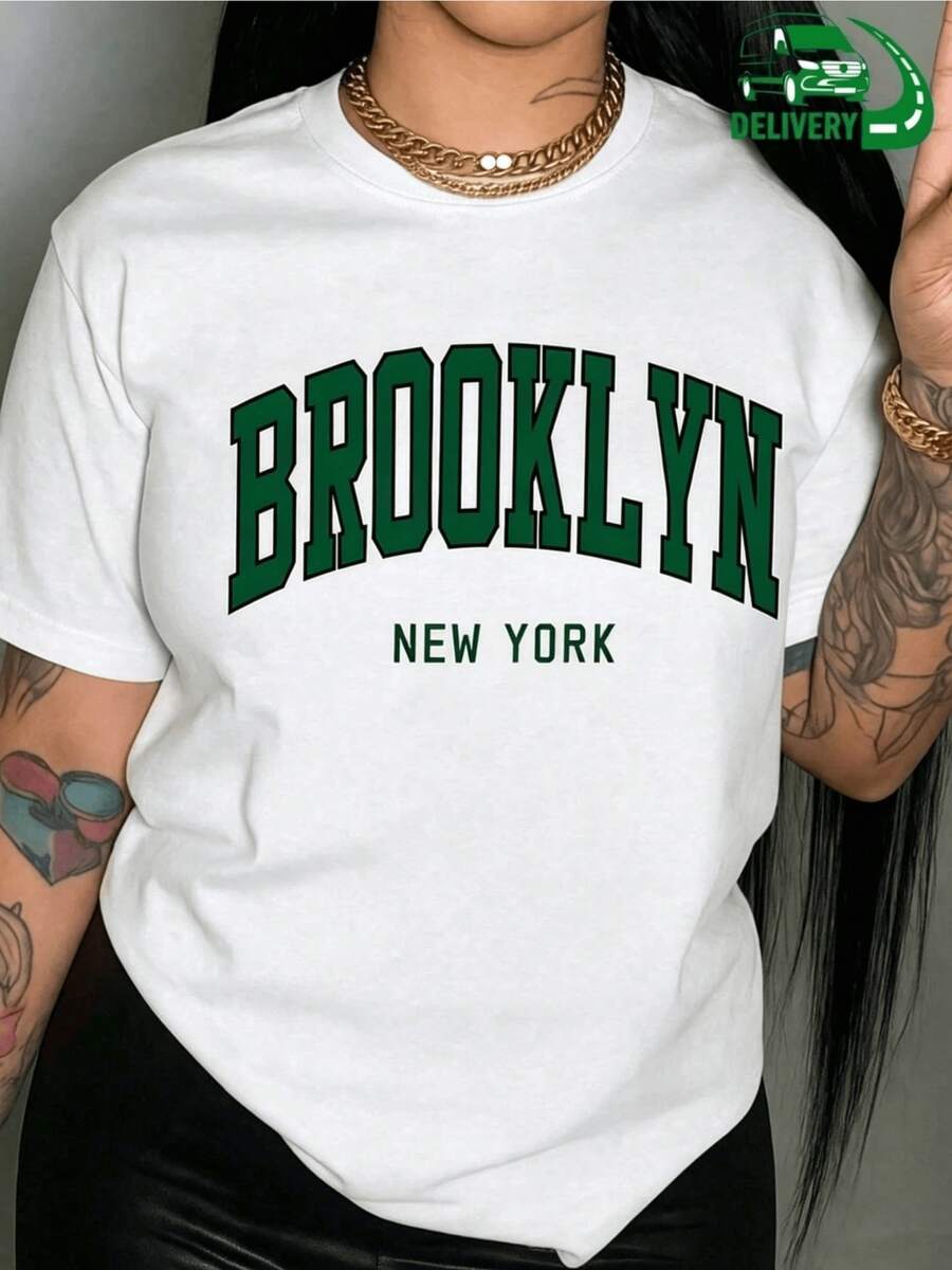 Letra verde destacando el espíritu urbano de Brooklyn y la energía moderna de Nueva York transmite confianza y actitud en un estilo relajado camiseta de mujer casual cómoda para diario - Blanco - Ver 1