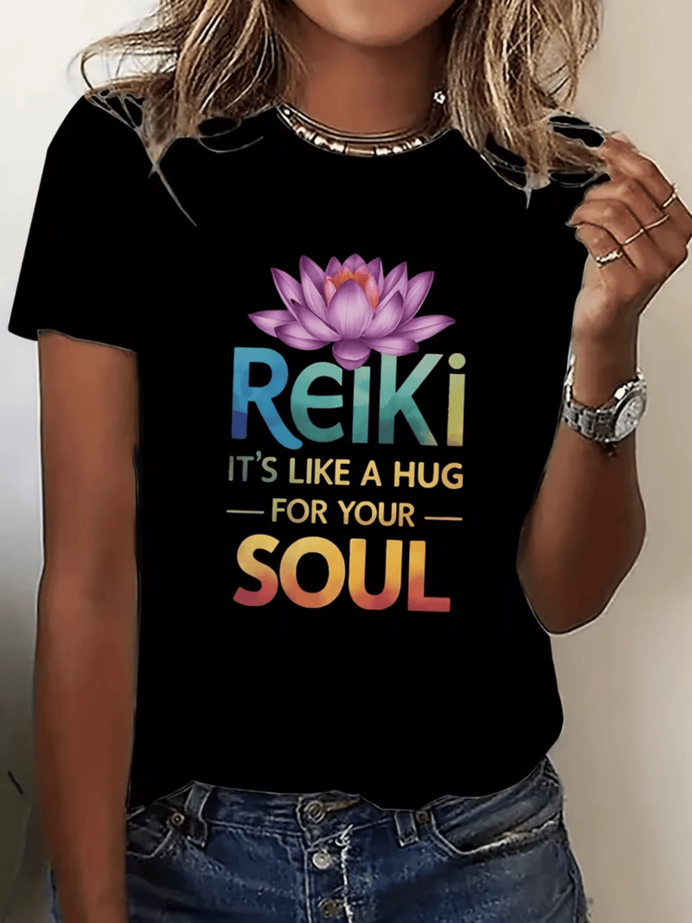 Purple Lotus Flower Symbolizing Spiritual Energy, Inner Peace And Harmony, Accompanied By Words That Convey Comfort And Balance For The Soul; A Comfortable, Modern Women's T-Shirt With An Inspirational Message. - 黑色 - 查看 1