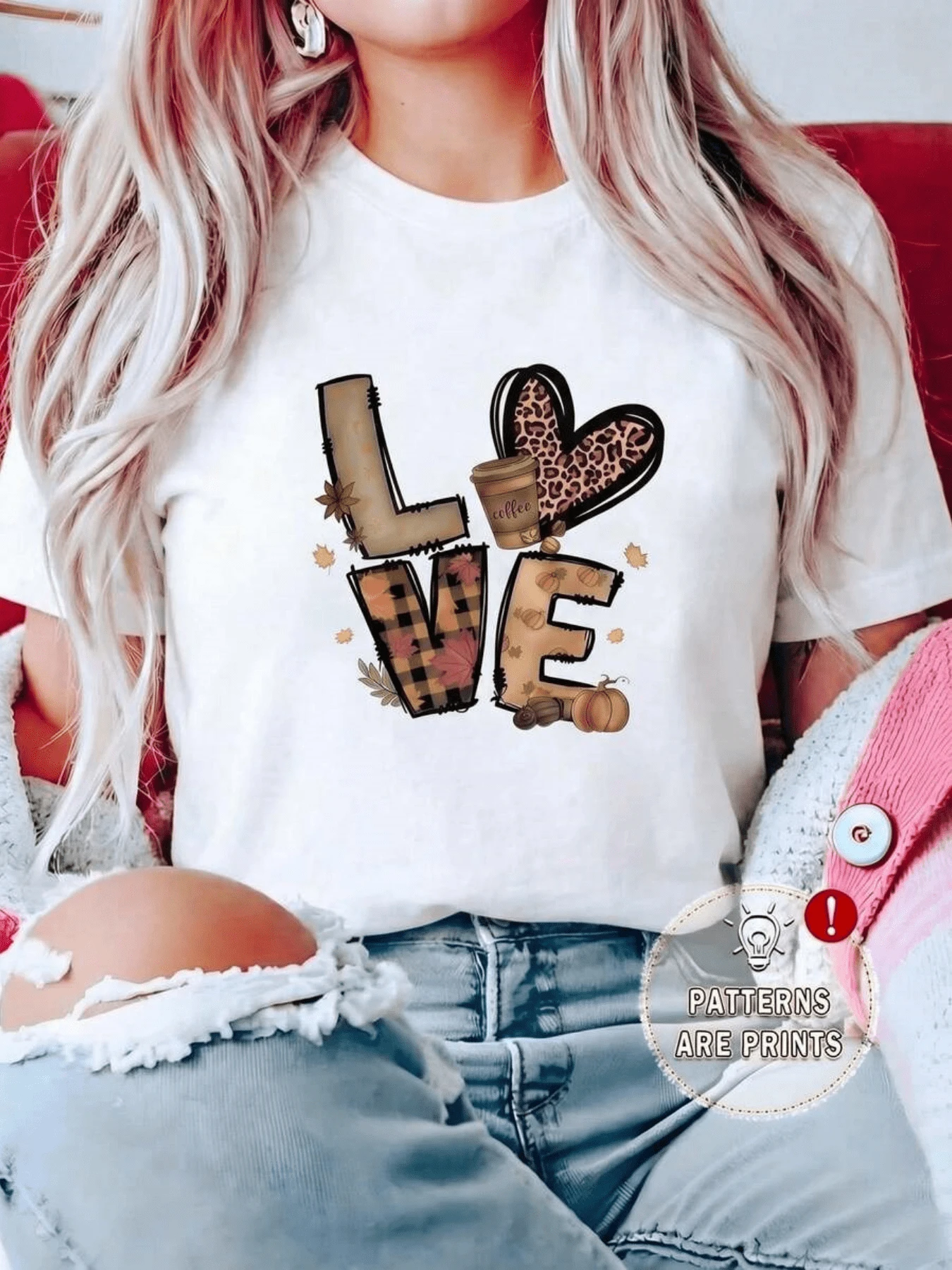 Autumnal Love Formed By Leopard Print Lettering, Pumpkins, Dried Leaves, And A Coffee Cup Symbolizing Warmth And Affection. Comfortable Casual Women's T-Shirt For Everyday Wear. - 白色 - 查看 1