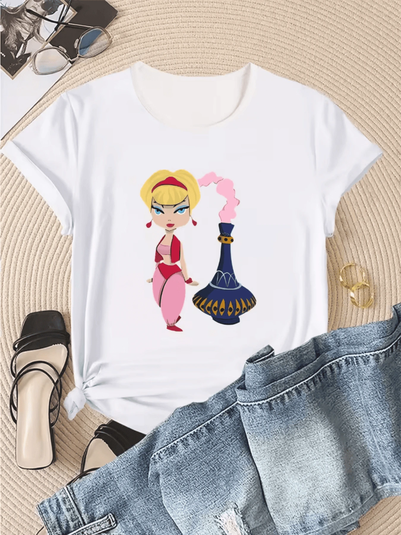 Magical Woman In A Pink Dress With A Blue Lamp From Which Pink Smoke Emerges, Symbolizing Wishes And Dreams Coming To Life. A Modern And Comfortable Casual Women's T-Shirt For Everyday Wear. - 白色 - 查看 1