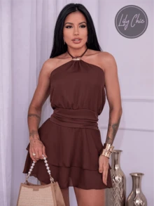 Elegant Halter Neck Jumpsuit Dress In Silk Crepe With Metallic Accessories And Ruffles – Featuring Built-In Shorts. - 咖啡棕色 - 查看 1