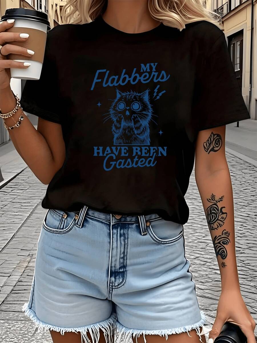 Una camiseta de mujer con un diseño retro drtido y elegante, hecha de tela suave y cómoda, con mangas cortas. Es fácil de usar, pero también es moderna, casual pero elegante, perfectara mujeres a la moda, disponible.