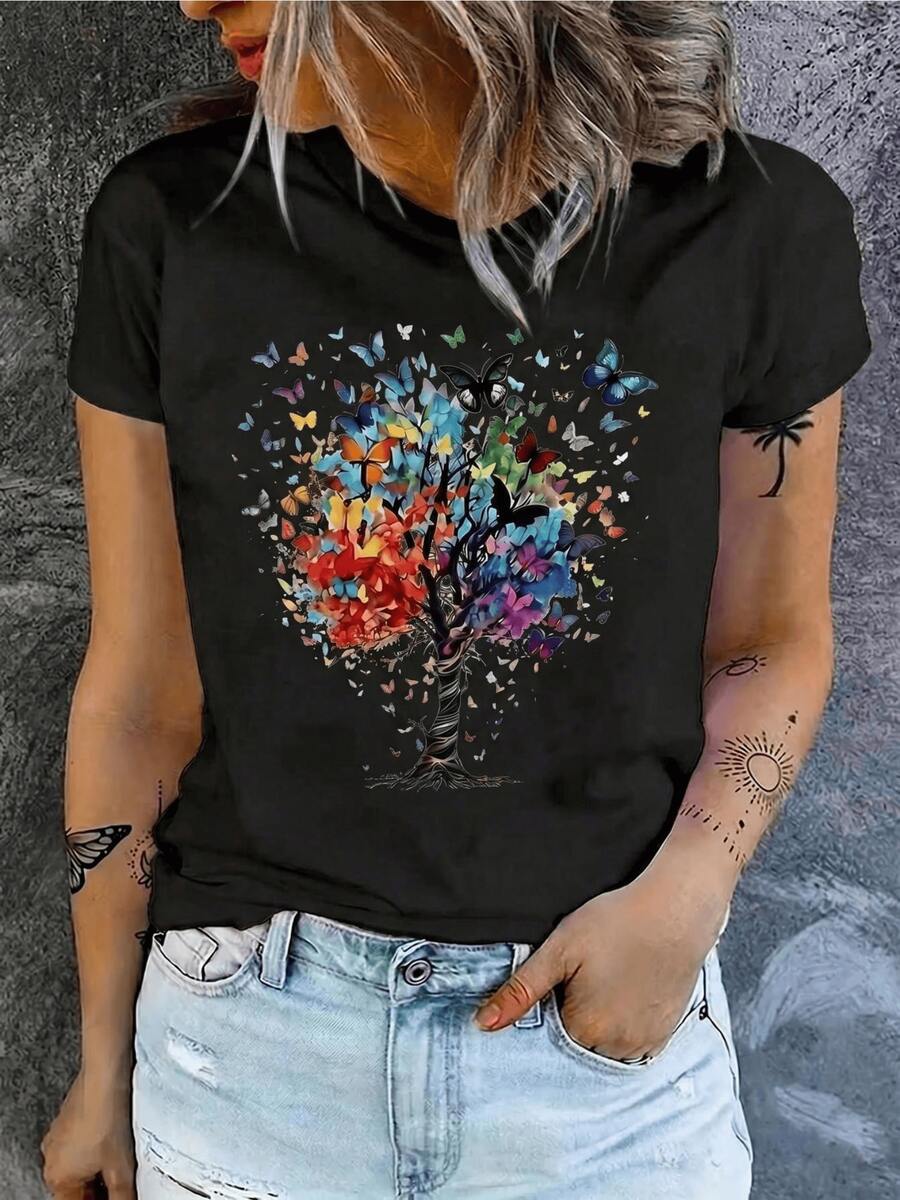 Árbol formado por mariposas multicolores que simboliza la libertad el renacer y la conexión con la naturaleza mostrando un equilibrio entre vida y transformación camiseta de mujer casual moderna y cómoda - Negro - Ver 1