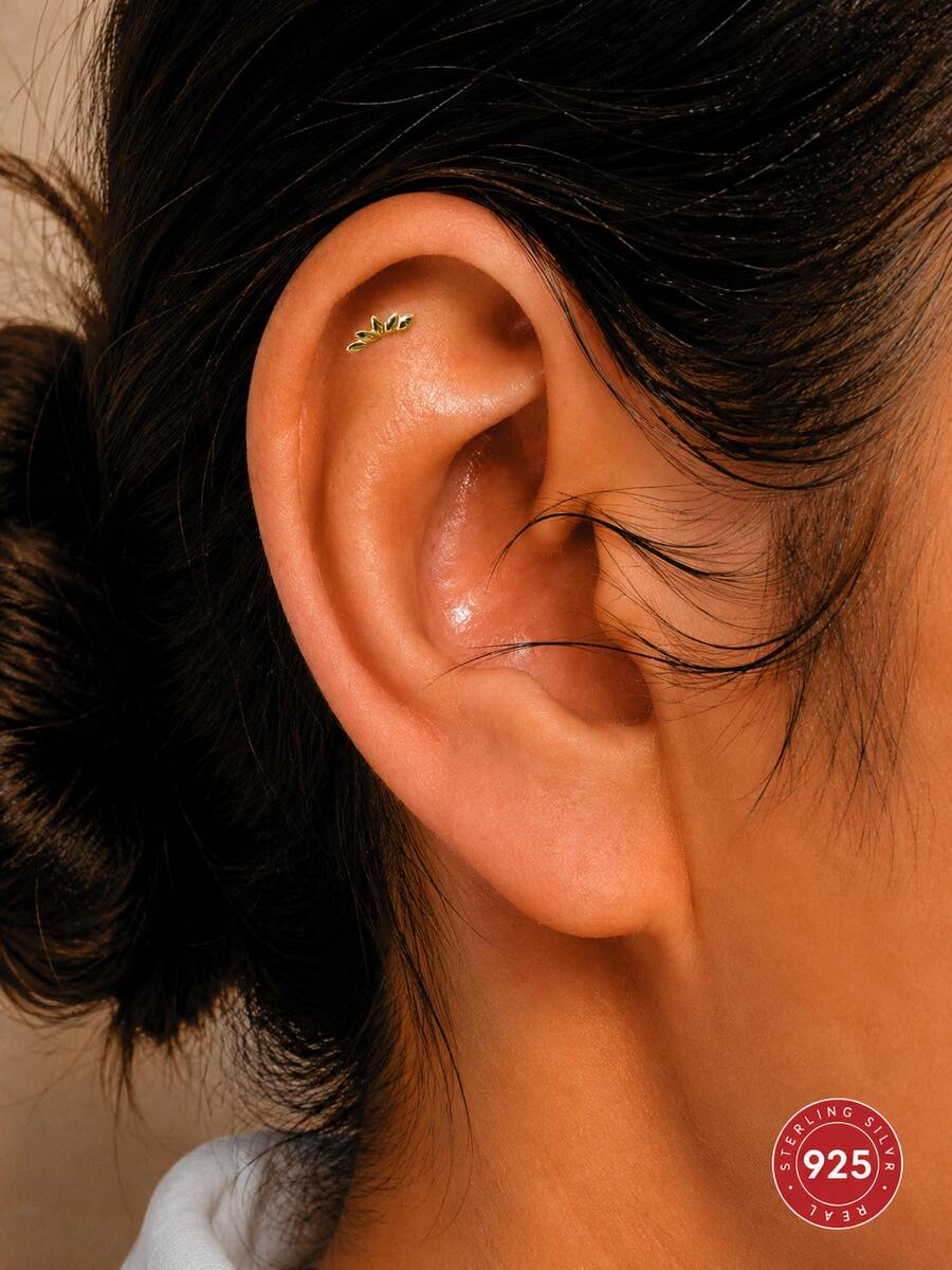 1 đôi bông tai bạc 925 mạ vàng 18K với logo thanh lịch, kiểu dáng phẳng, phù hợp cho phụ nữ và bé gái đeo hàng ngày và dự tiệc, chất liệu ít gây dị ứng, món quà trang sức thời trang và tinh tế. - Vàng - Xem 1
