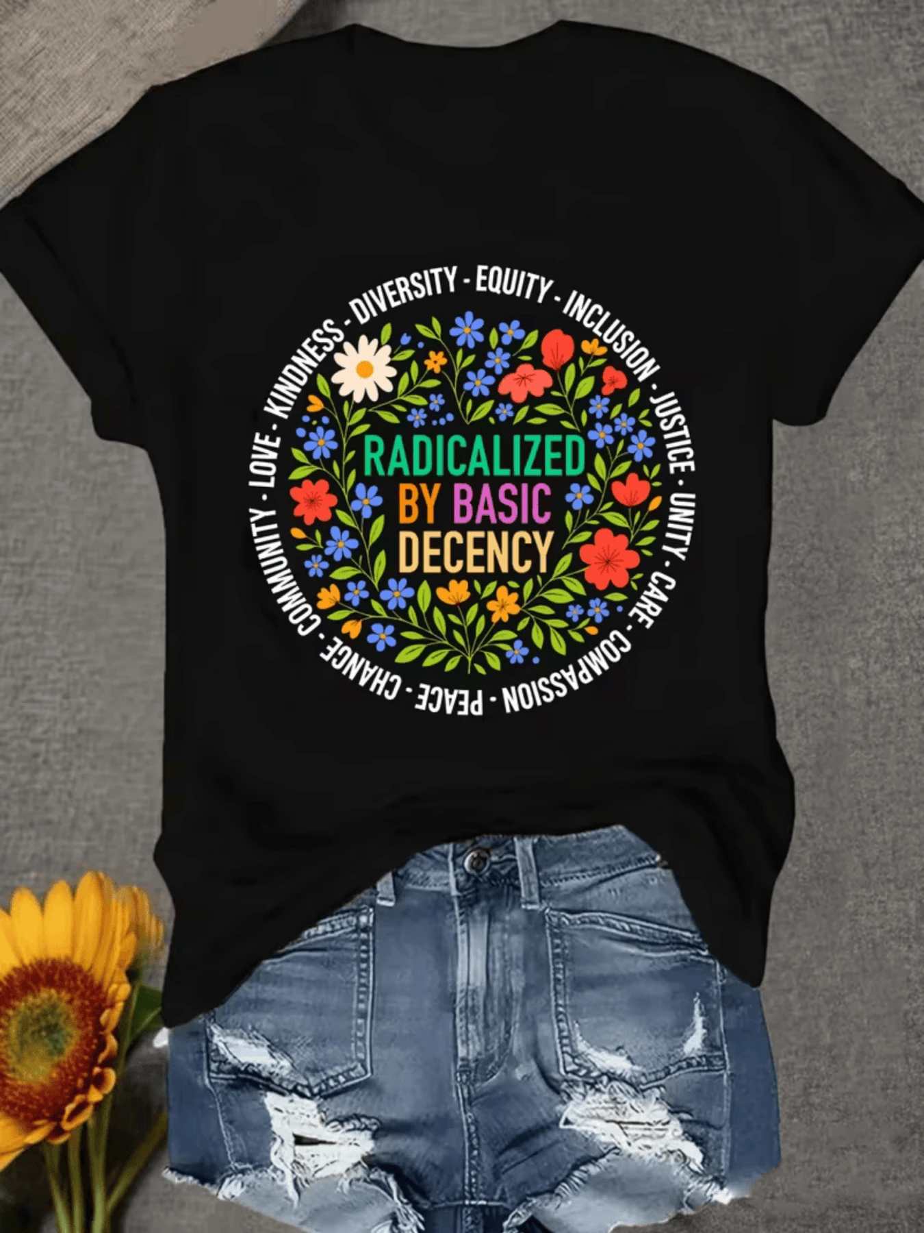 Círculo de flores coloridas que simboliza amor justicia inclusión equidad diversidad paz y unidad con mensaje de decencia básica promoviendo empatía y comunidad camiseta de mujer casual con mensaje positivo atractivo y moderno - Negro - Ver 1