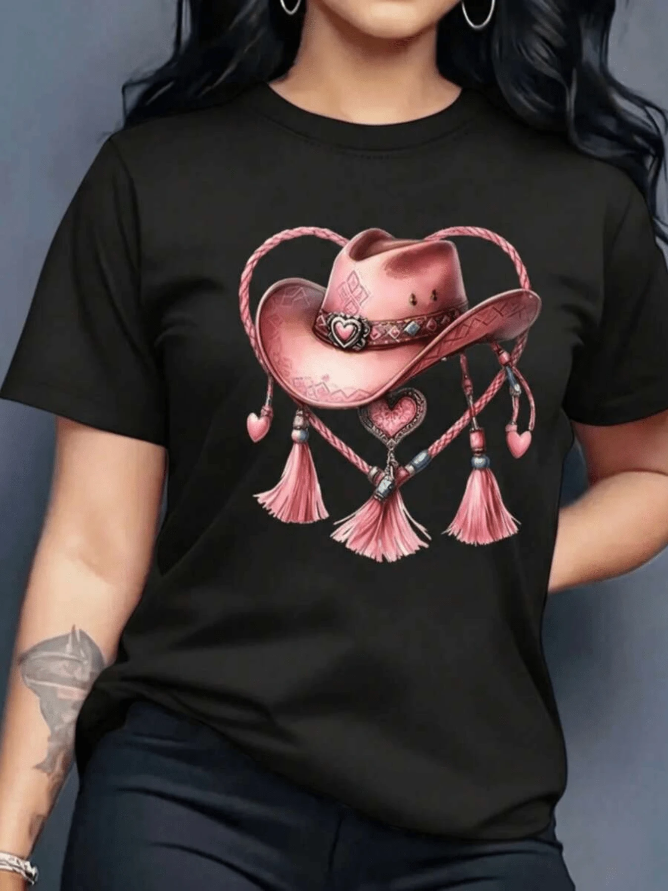 Sombrero vaquero rosa con corazón y cuerdas formando símbolo de amor y energía libre inspirando fuerza femenina y espíritu aventurero camiseta de mujer casual cómoda para uso diario - Negro - Ver 1