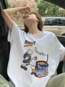 Una ilustración divertida muestra a un muñeco manejando un títere que juega junto a un gran recipiente de pintura simbolizando la creatividad y la conexión entre arte y juego camiseta de mujer casual moderna cómoda para uso diario - Blanco - Ver 1