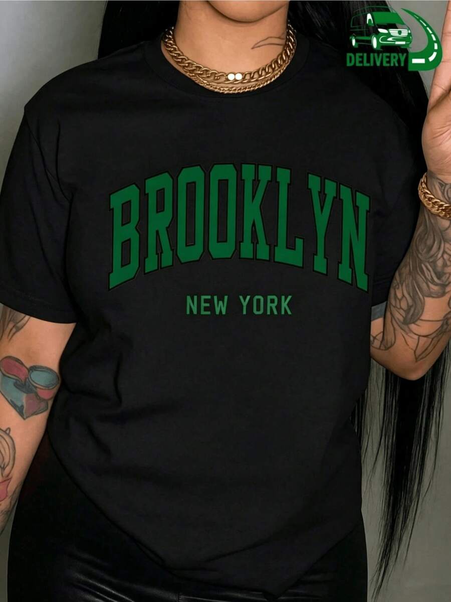 Green Lettering Highlighting Brooklyn's Urban Spirit And New York's Modern Energy Conveys Confidence And Attitude In A Relaxed, Comfortable, Casual Women's T-Shirt For Everyday Wear. - 黑色 - 查看 1