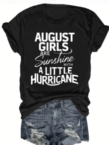 Frases que celebran la energía y carisma de las mujeres nacidas en agosto mostrando un espíritu radiante con fuerza interior y alegría contagiosa camiseta de mujer casual moderna para uso diario - Negro - Ver 1