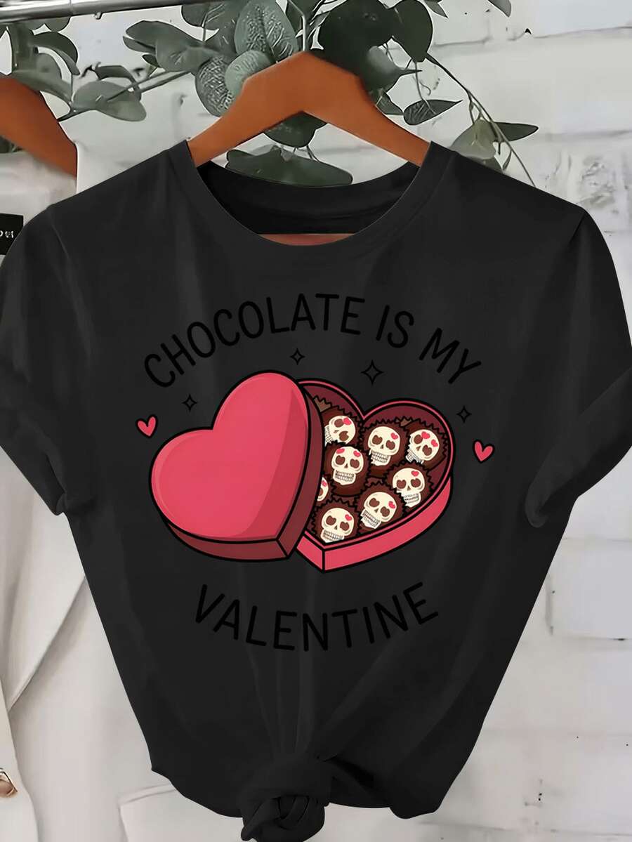 Camiseta de manga corta con cuello redondo 95% 5% - Camiseta gráfica Chocolate Is My Valentine con ca de corazón de bombones de calavera decorados y detas de corazón brillante - Top casual romántico oscuro, corte regular, Sprin