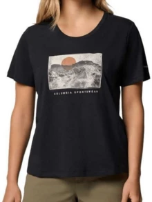 Paisaje montañoso con sol rojizo que emerge entre siluetas de colinas simbolizando calma conexión con la naturaleza y energía vital en tonos suaves camiseta de mujer cómoda moderna para uso diario - Negro - Ver 8
