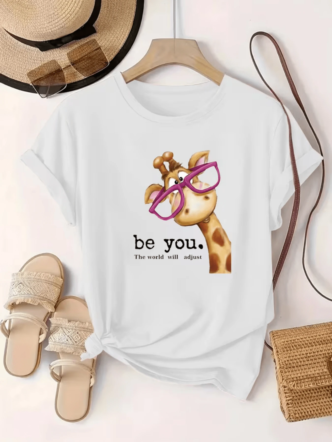 Friendly Giraffe With Pink Glasses That Conveys Joy, Energy And Originality, Inspiring Confidence And Fun. Comfortable Casual Women's T-Shirts For Everyday Wear - 白色 - 查看 1