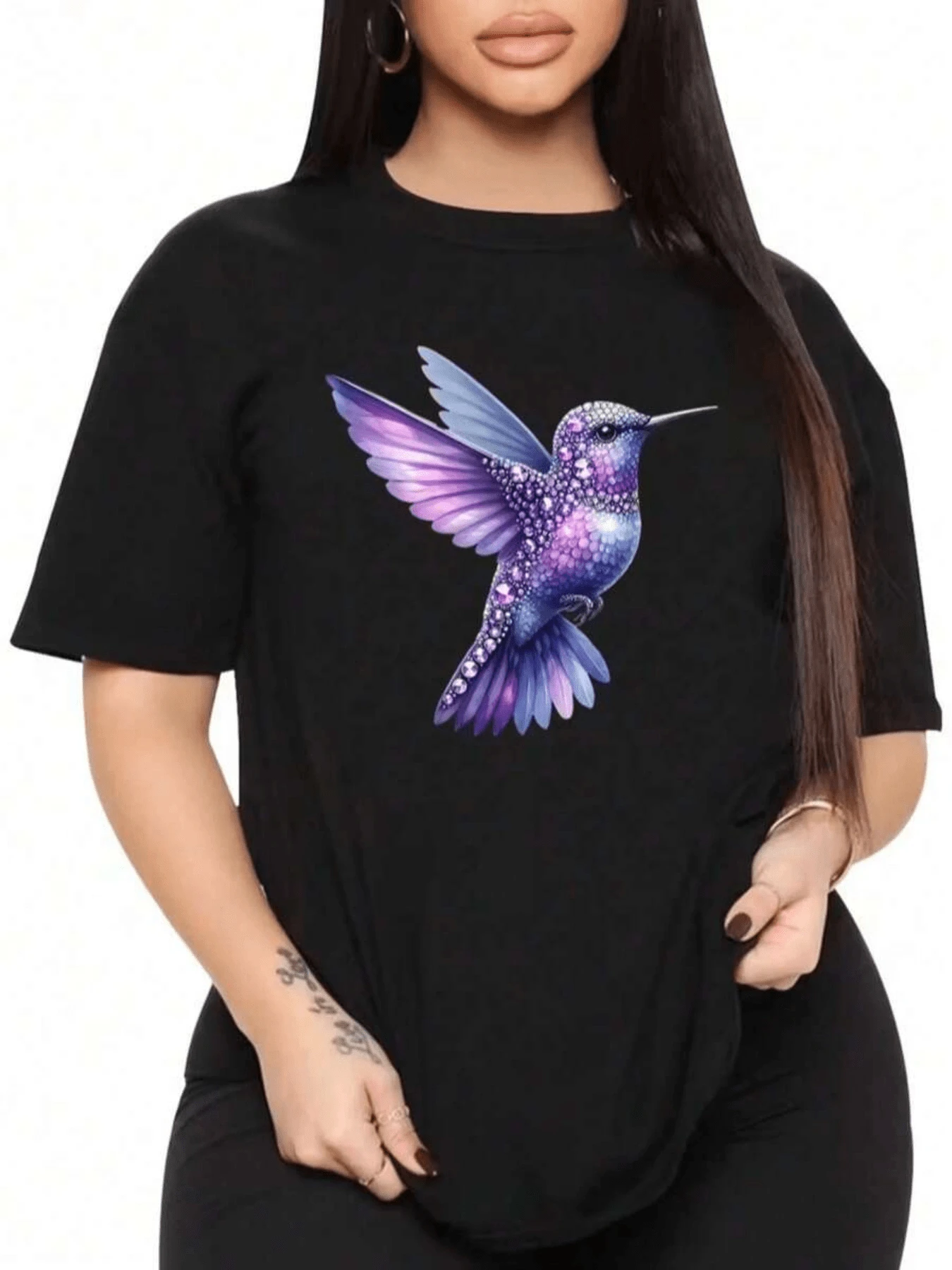 Colibrí en tonos púrpura y azul que simboliza alegría esperanza y libertad con destellos luminosos que evocan la belleza de la naturaleza camiseta de mujer casual moderna y cómoda para uso diario - Negro - Ver 1