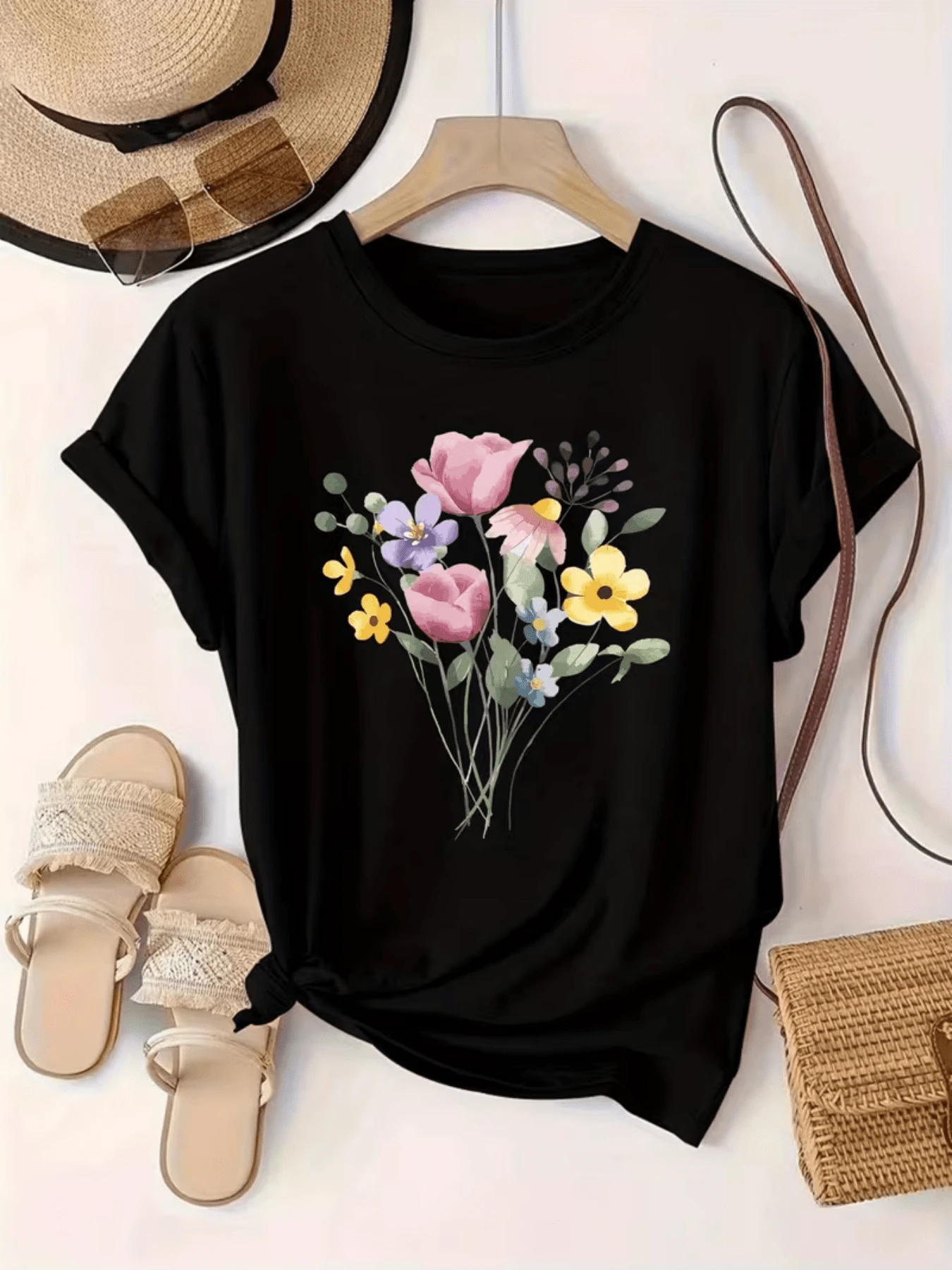 A Bouquet Of Colorful Flowers Symbolizing Joy, Hope, And Freshness, With Pink, Yellow, And Lilac Petals Representing The Beauty Of Nature. A Comfortable And Modern Casual Women's T-Shirt. - 黑色 - 查看 1