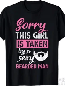 A Fun Phrase Expressing Pride And Love, Showing That The Girl Is In A Relationship With An Attractive Bearded Man. A Casual Women's T-Shirt With Large Lettering In Pink And White Tones, Ideal For Outings And A Romantic Gift. - 黑色 - 查看 8