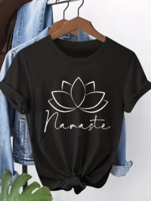 Flor de loto abierta que simboliza pureza equilibrio interior y energía positiva con la palabra Namaste que invita a la paz y conexión espiritual camiseta de mujer casual cómoda para uso diario - Negro - Ver 1