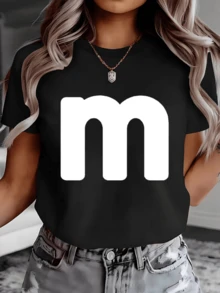 Letra M grande en el centro simboliza modernidad fuerza y confianza femenina creando un estilo minimalista y audaz ideal para expresar personalidad única camiseta de mujer casual cómoda y moderna - Negro - Ver 1