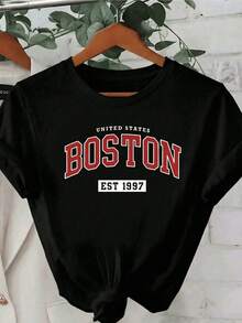 Tipografía universitaria que evoca el espíritu juvenil y la energía de una ciudad emblemática símbolo de superación y cultura deportiva camiseta de mujer blanca con estampado BOSTON EST 1997 casual moderna - Negro - Ver 8